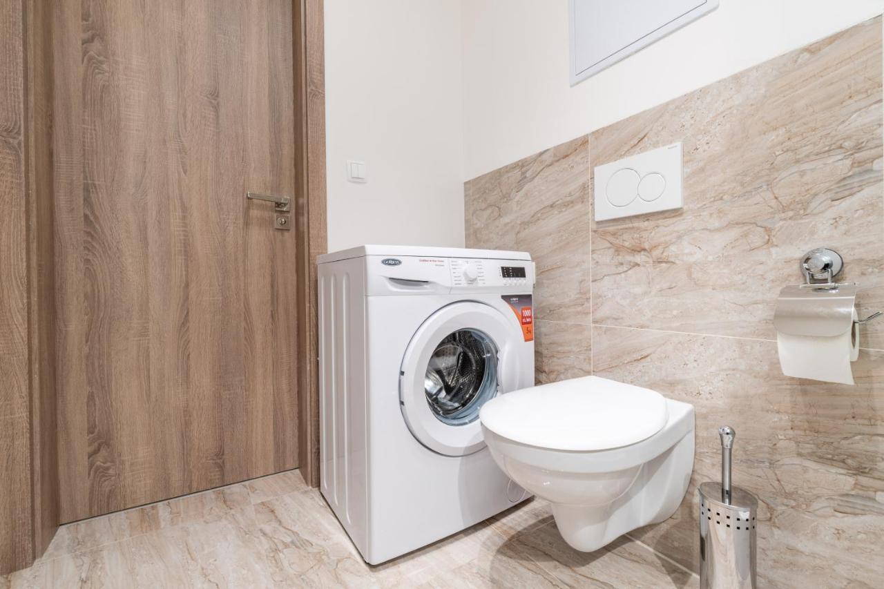 פראג Brand New Studio Apartment #21 With Free Secure Parking In The Center מראה חיצוני תמונה