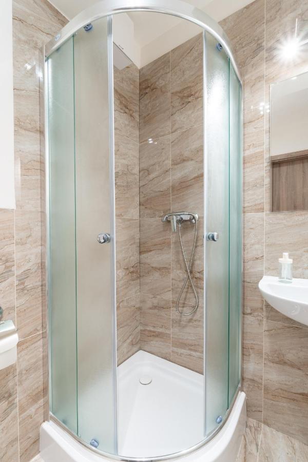 פראג Brand New Studio Apartment #21 With Free Secure Parking In The Center מראה חיצוני תמונה